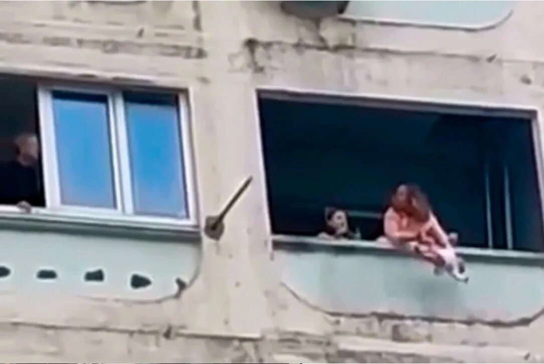 Грозит ему в окно. Ребенок на балконе. Окно балкон.