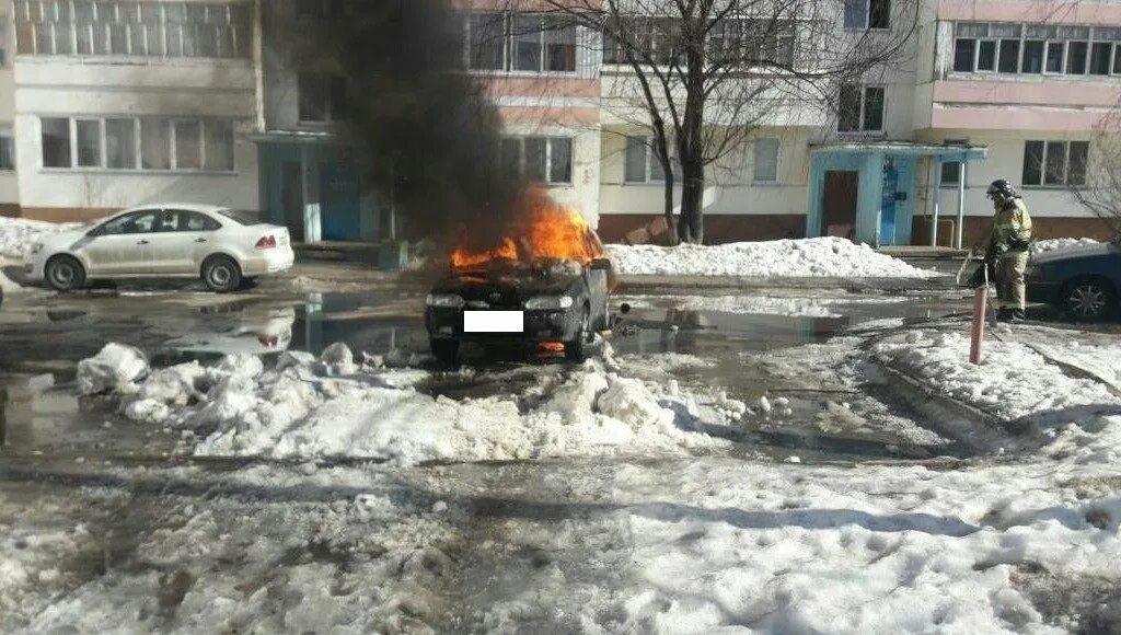 Загорелись на сугробах. Снег горит. Сгорел автомобиль в Нижнекамске. В Нижнекамске загорелась машина.