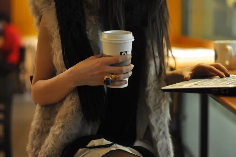 Утро брюнетки. Девушка с кофе. Брюнетка с кофе. Брюнетка с кофе без лица. Брюнетка с кофе со спины.