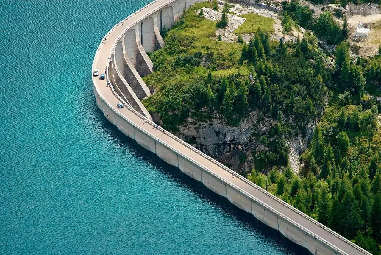 Водохранилище это. Платины водохранилище. Дамба водохранилища. Гидроплотина водохранилище. Водохранилищная плотина.