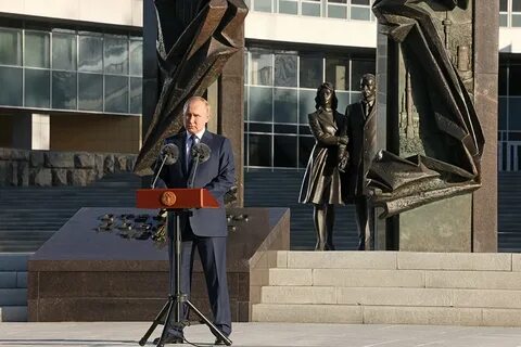 Выступающие открытие памятника