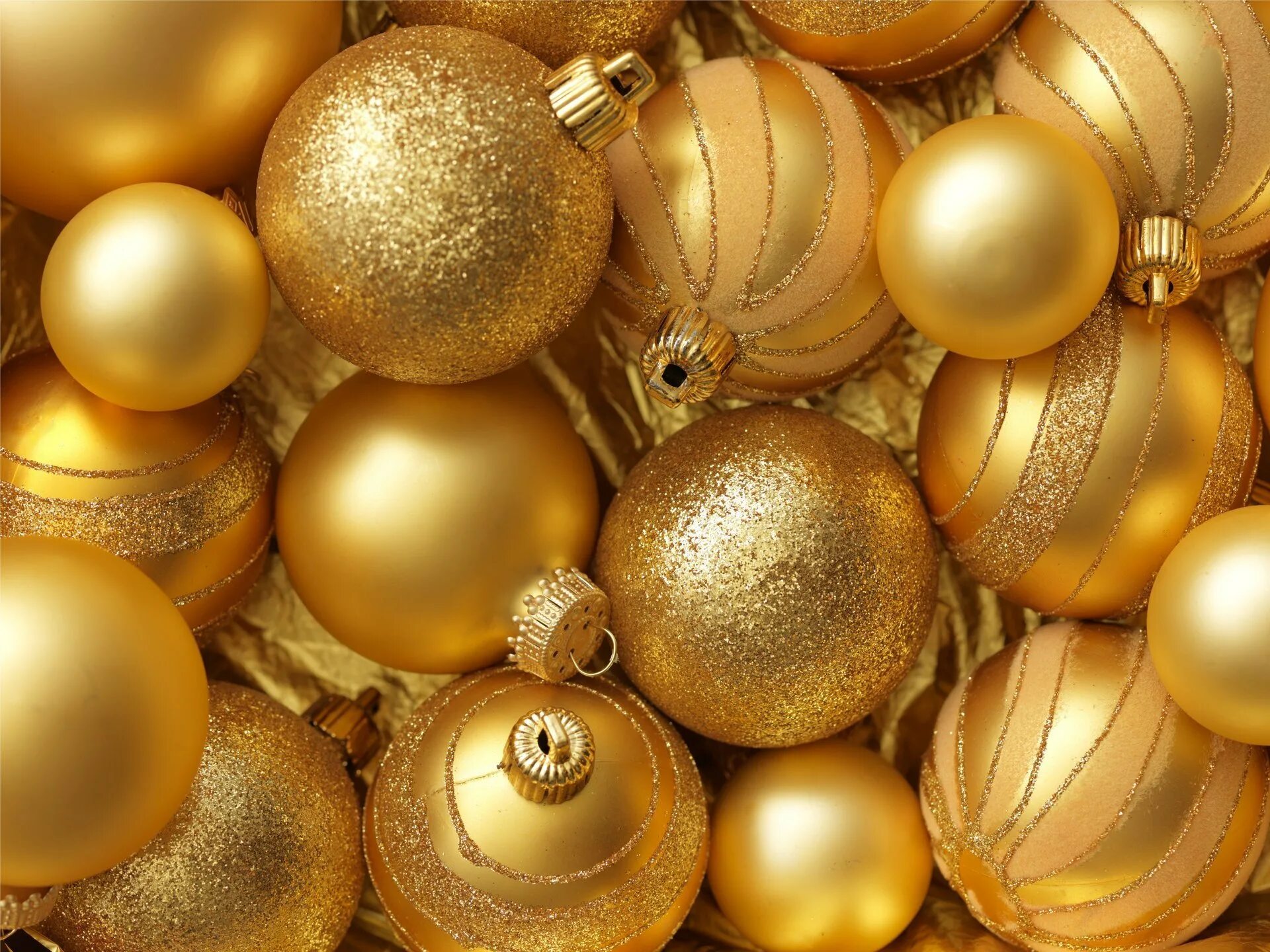 Золотой шар. Новогодние шары золотые. Золотые елочные игрушки. Золотой новогодний шарик. Золотые шары на елку.