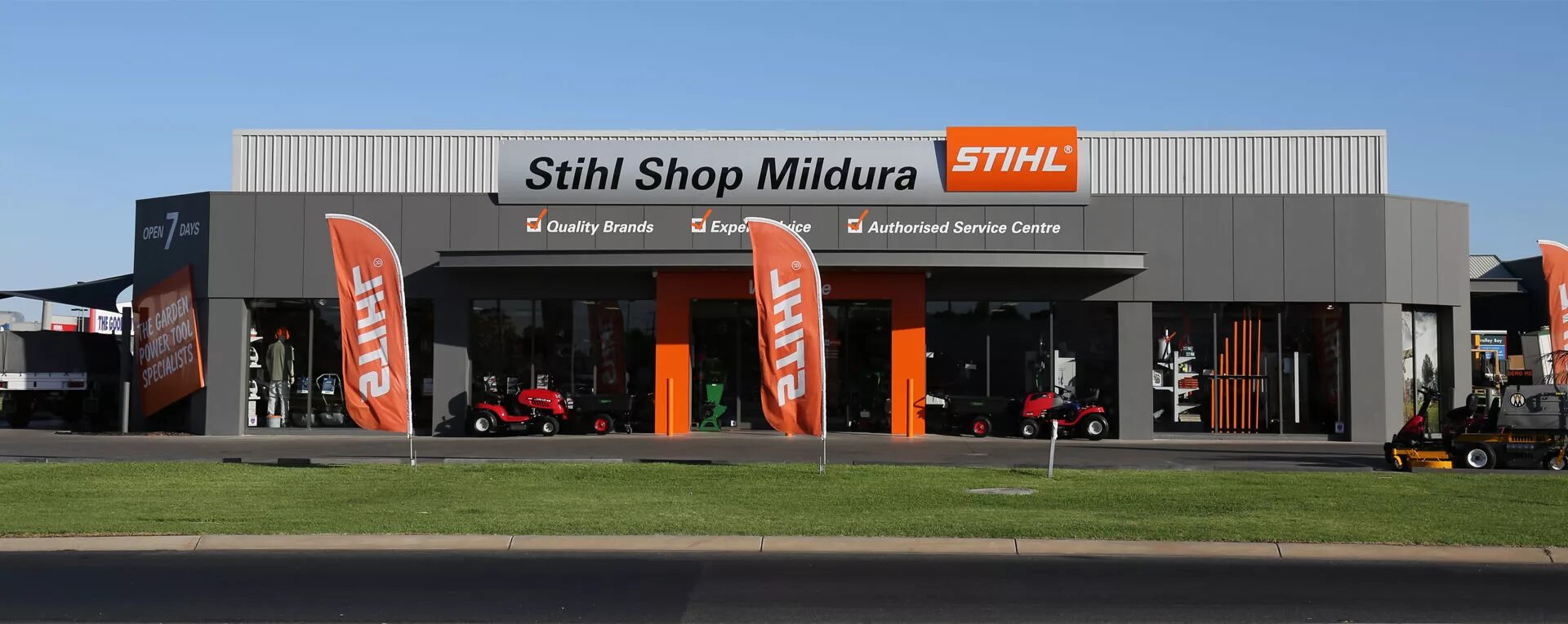 Штиль завод. Фасад магазина штиль. Витрина Stihl. Магазин Stihl вывеска. Магазины штиль вывески.