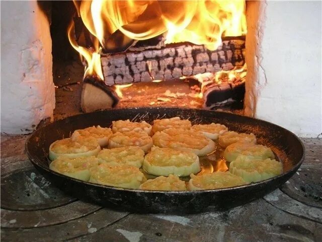 Перепечи в русской печи. Удмуртская кухня национальные блюда перепечи. Перепечи и табани. Удмуртская Национальная кухня перепечи в печи. Что можно приготовить в печи