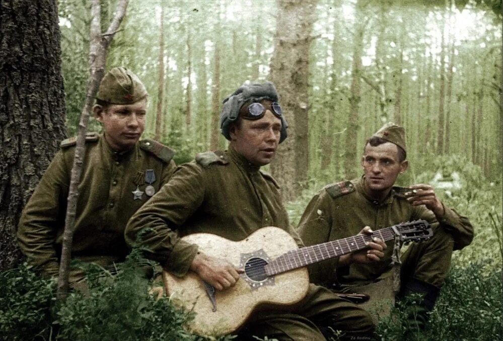 Песни 1941 1945 годов слушать. Советские солдаты на привале. Музыканты на войне. Солдат с гитарой. Советский солдат.