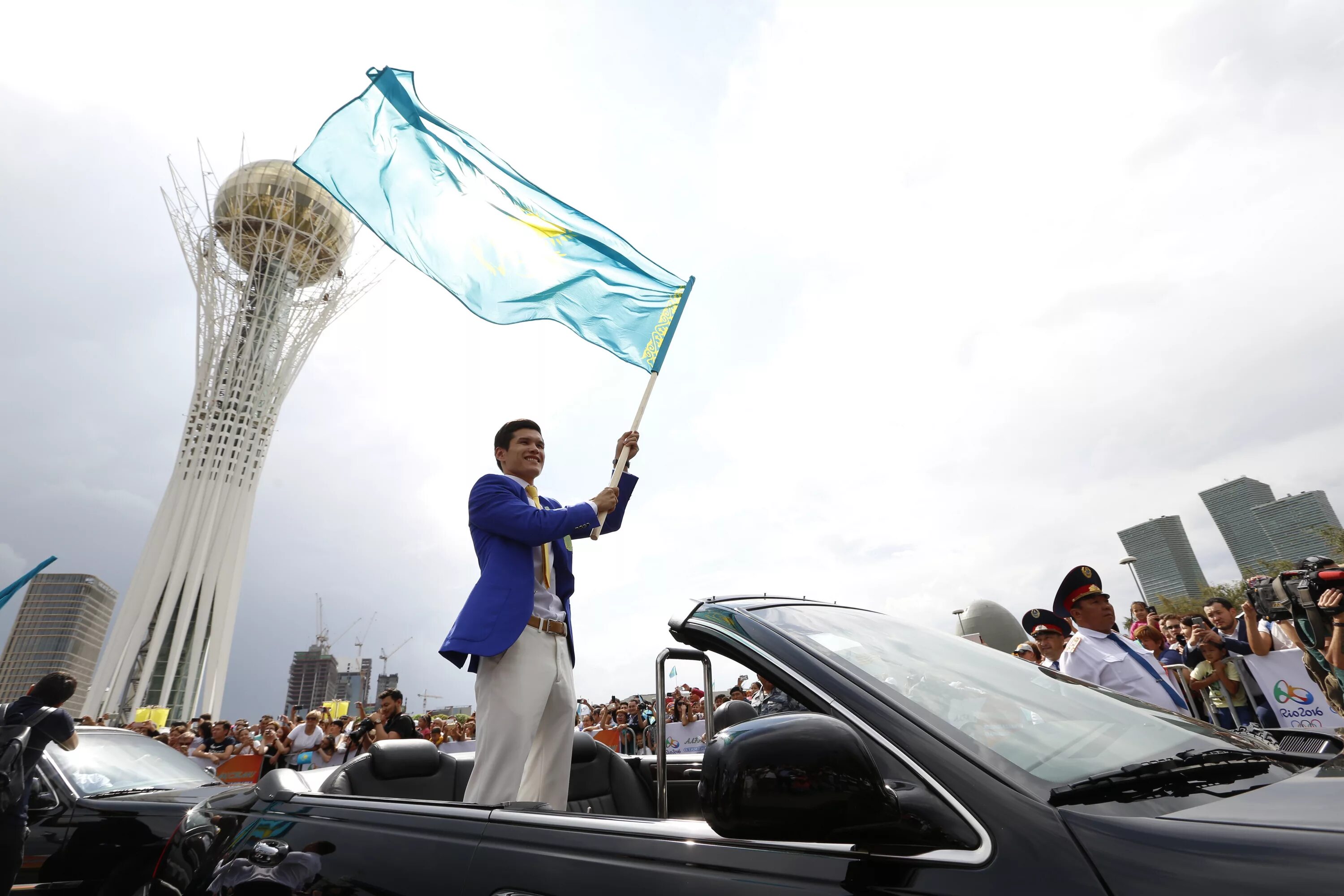 Сколько людей в астане. Астана люди. Астана люди фото. Астанинский человек. Урумбай Астана люди.