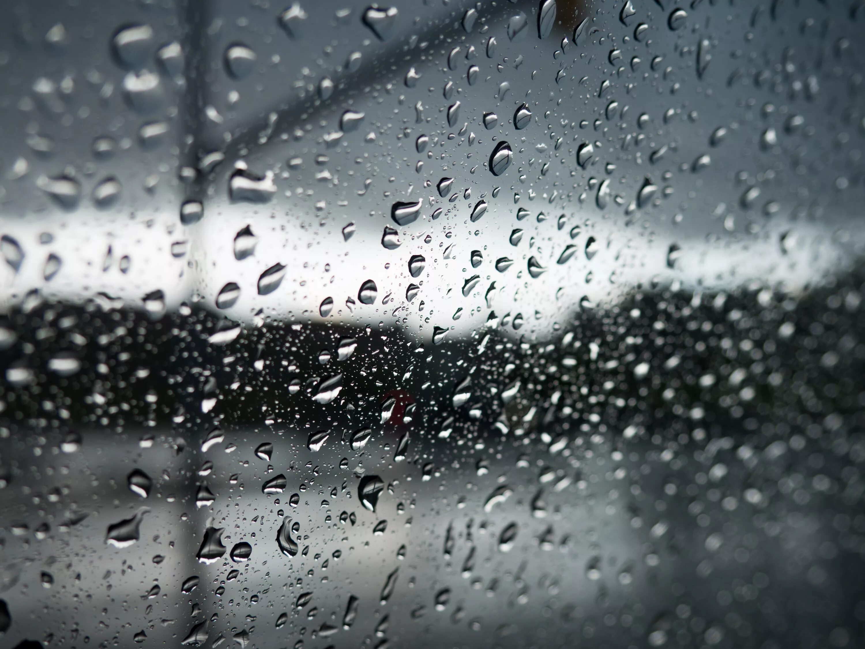 Дождь. Капли на окне. Мокрое окно. Капли дождя. Окно в дождевых каплях