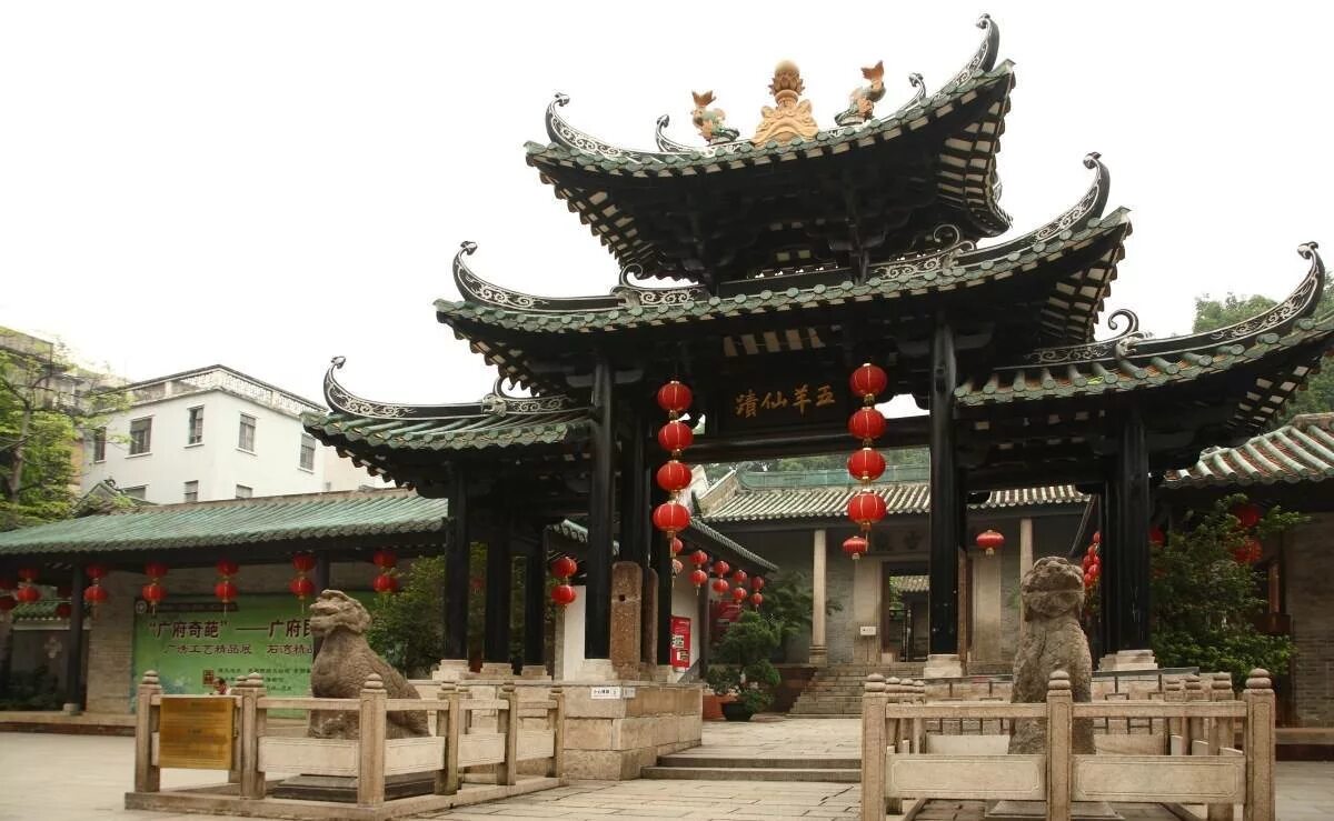 Византийский шлемовидный купол. Храм пятерых. Новгород храм золотые купола. Храм пятерых. Хух-хото достопримечательности.