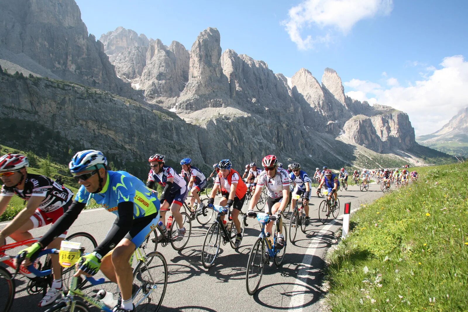 Bike tour. Веломарафон в горах. Пелотон велосипед. Велогонки Альпы. Веломарафон в Италии.