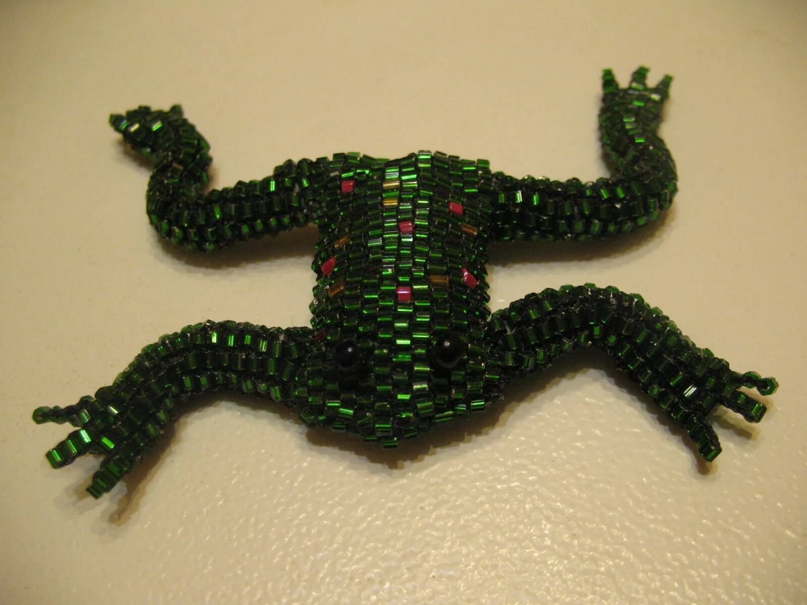 схемы для бисероплетения лягушка. фигурки из бисера лягушка. лягушка из бисера легкая. плетение бисером лягушка. бисерные фигурки.