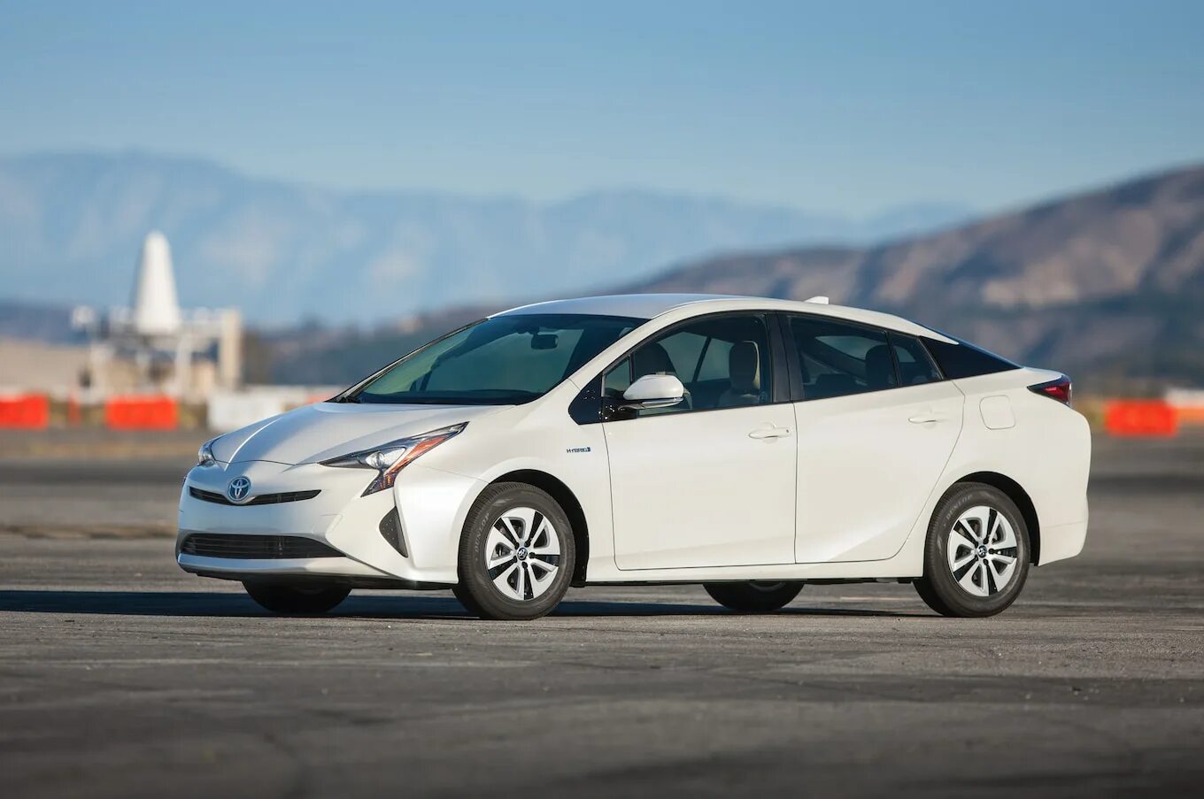 Toyota Prius 2018. Toyota Prius 2016. Toyota Prius 2. Тойота Приус гибрид 2016.