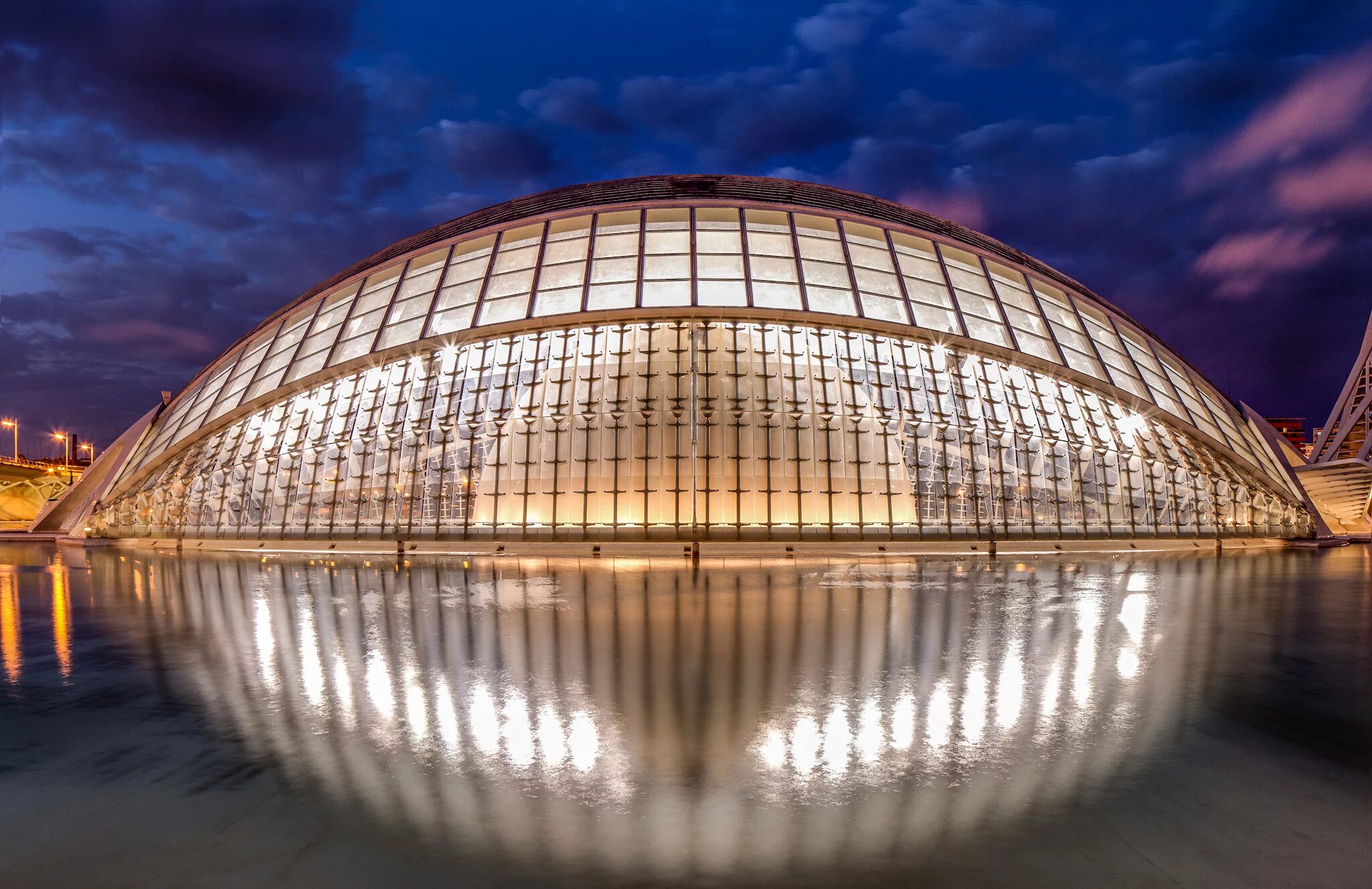 планетарий эмисферик, испания. L'hemisfèric. небоскрёб с глазами. калатрава архитектор валенсия глаз. метрополис башня.