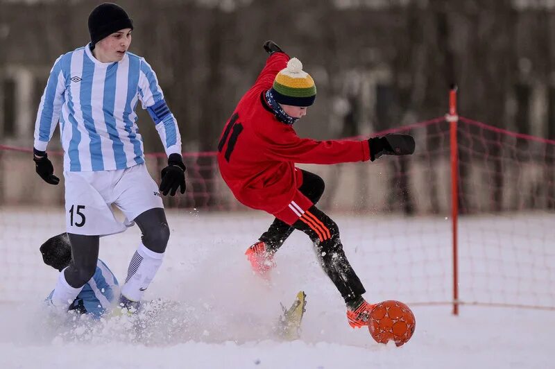 Игра зимний футбол. Футбол на снегу. Футбол на снегу фото. Футбол на снегу форма одежды. Футбол в Заполярье.