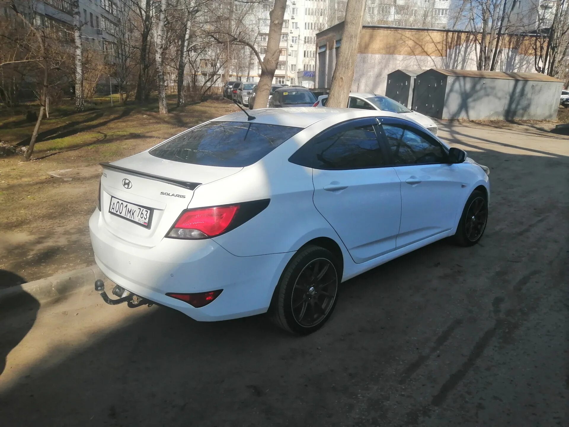 Делай хендай солярис. Hyundai Solaris 2008. Спойлер Солярис 1. Солярис 2 черная крыша. Спойлер Солярис 2.