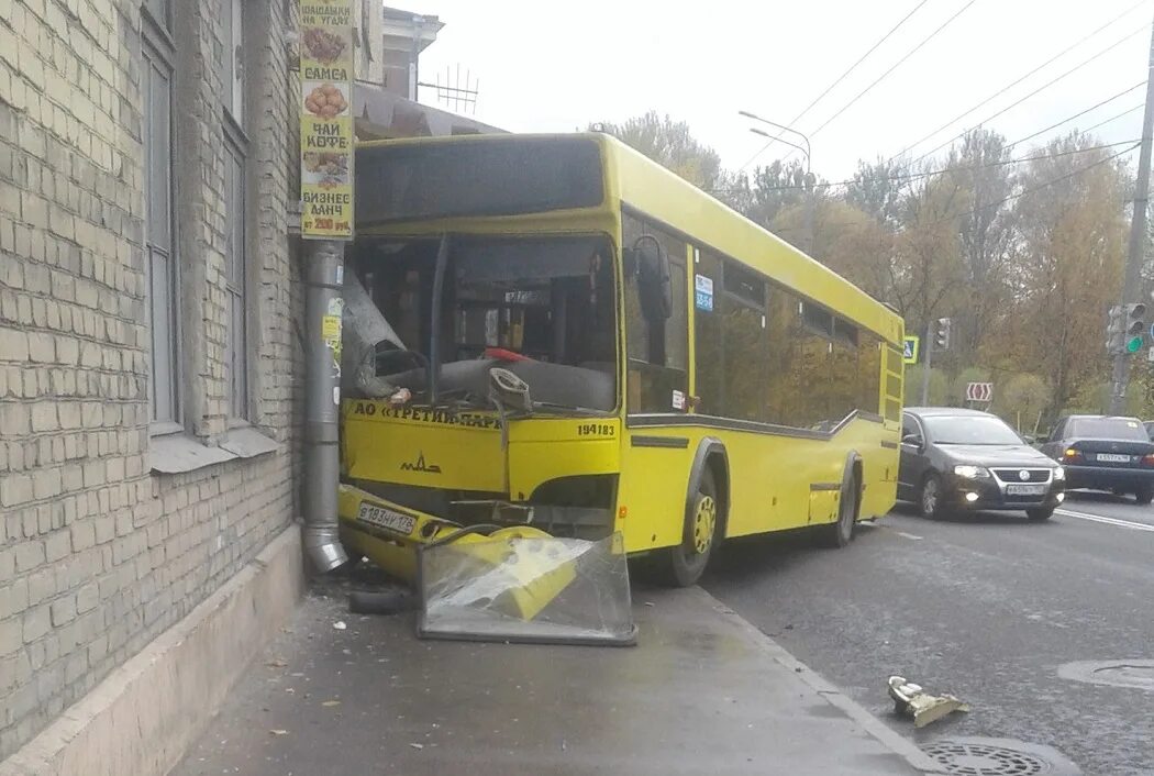 Петербург автобус пассажир. Автобус влетел в здание. спб автобус на улицу саловп. автобус въехал в дом спб.