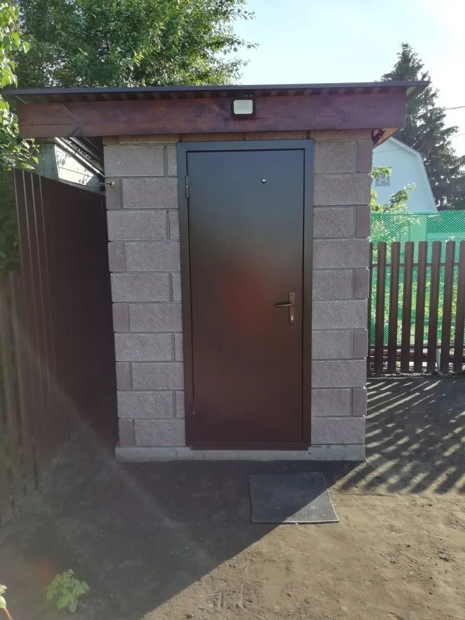 Газоблок туалет. Туалет из кирпича на даче. Туалет из пеноблоков на даче. Кирпичный туалет на даче. Хозблок из пеноблоков своими руками.