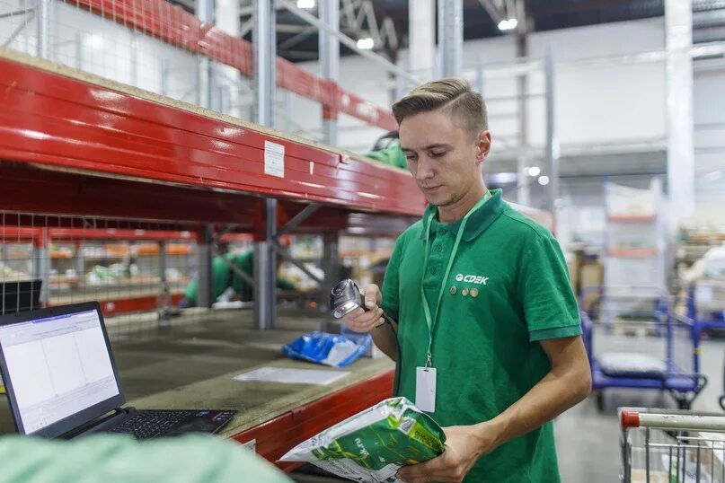 Кладовщик домодедово. День грузчика. Кладовщик. Комплектовщик. Кладовщик.