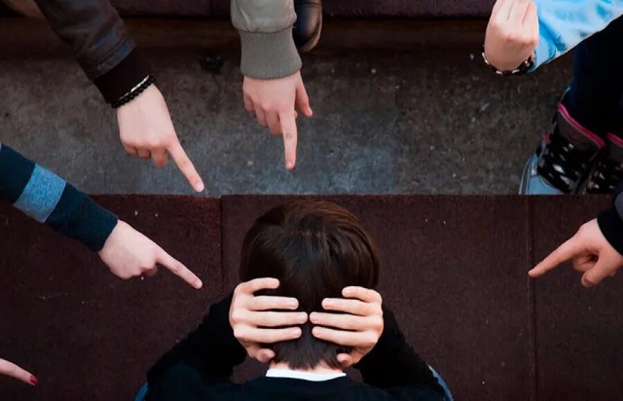 Издевательство над полицейским. Издевается руками. Реабилитационный центр наркоманов и алкоголиков. Ребенок жертва буллинга. Незаконное лишение свободы.