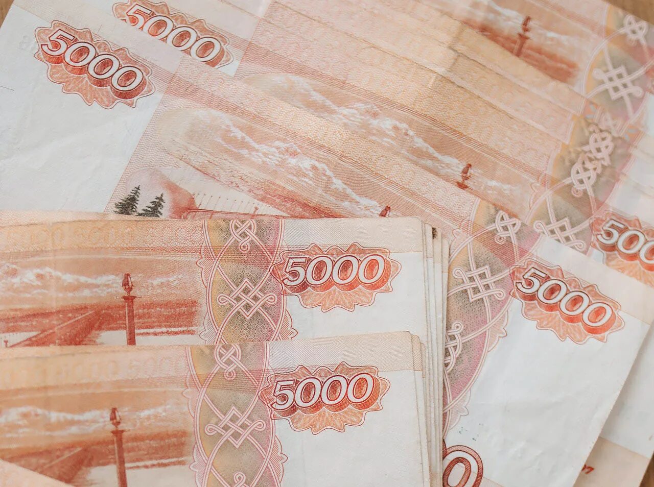 5 тысячные купюры. Миллион рублей. 500 млн ноткоин. Деньги зарплата. Рубли в руках.