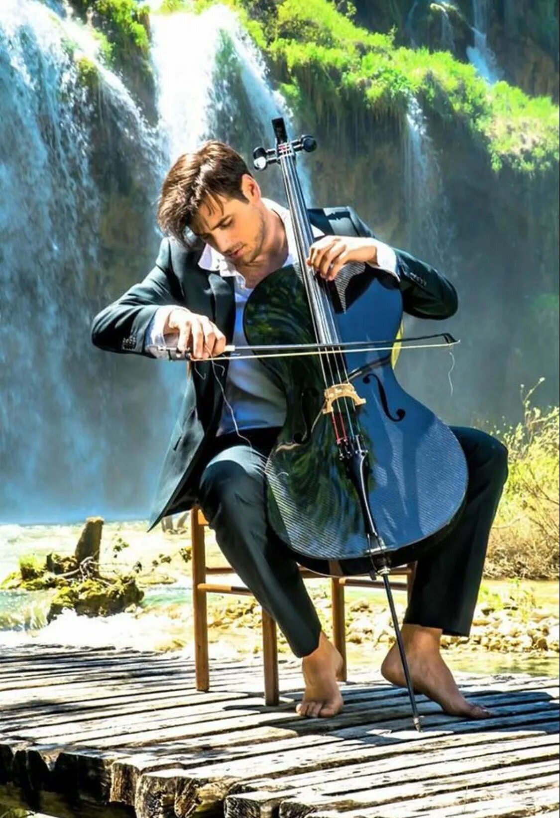Мужчина играющий на скрипке