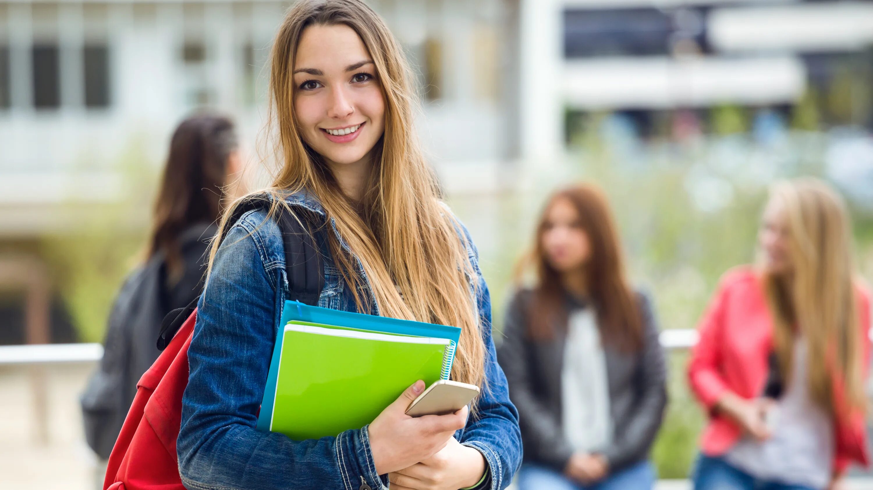 Students to call. Девушки студентки. Радостные студенты. Счастливая студентка. Девушка студент.