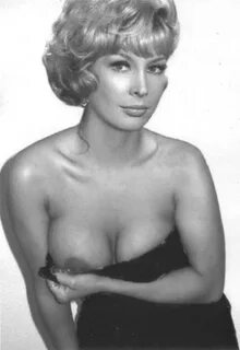 Η Barbara Eden σε γυμνές φωτογραφίες.
