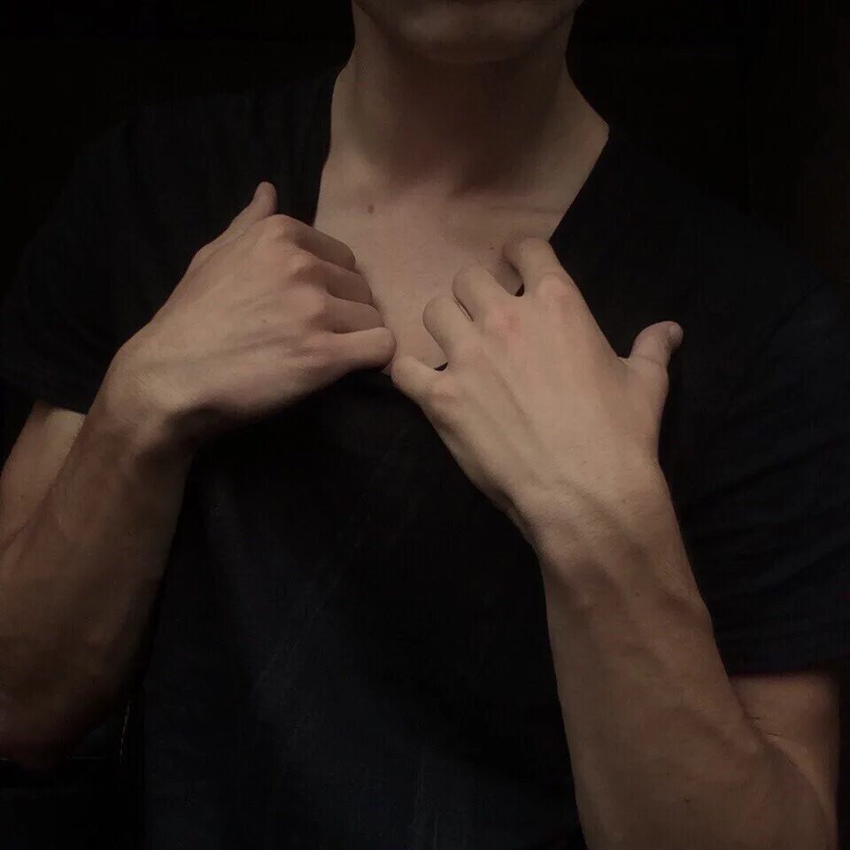 Руки мужчины характер. Мужская рука. Мужские руки Эстетика. Эстетика рук парней.