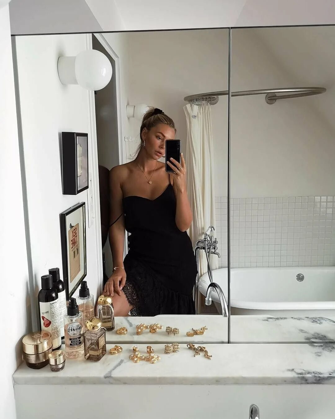 Фото девушек в ванной в зеркале. Отражение в зеркале в ванной. фотосессия с большим зеркалом. фотосессия в ванной у зеркала. зеркало в ванную фотосессии.