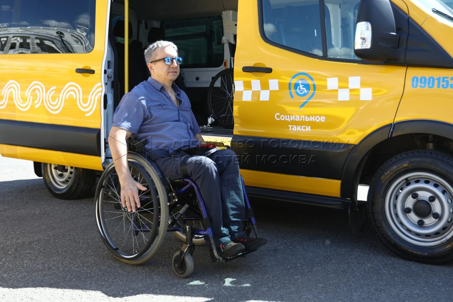 люди с ограниченными возможностями. партия инвалидов. стул подъемник для инвалидов. лица с ограниченными возможностями. трудоустройство инвалидов.