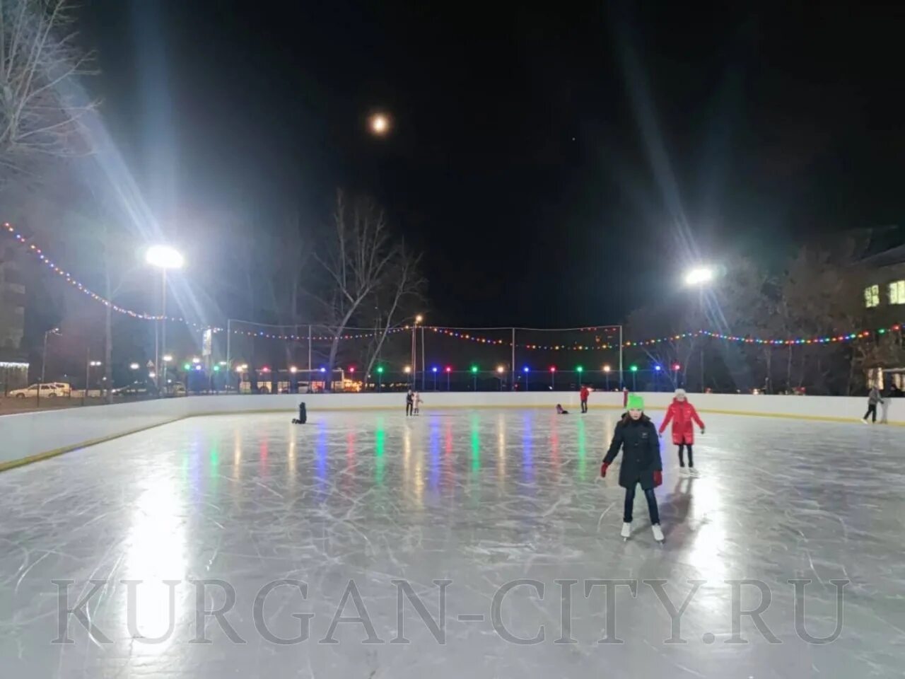 В каком городе каток. Каток город Курган. Каток в детском парке Курган. Курган каток около детского парка. Лыжные катки.