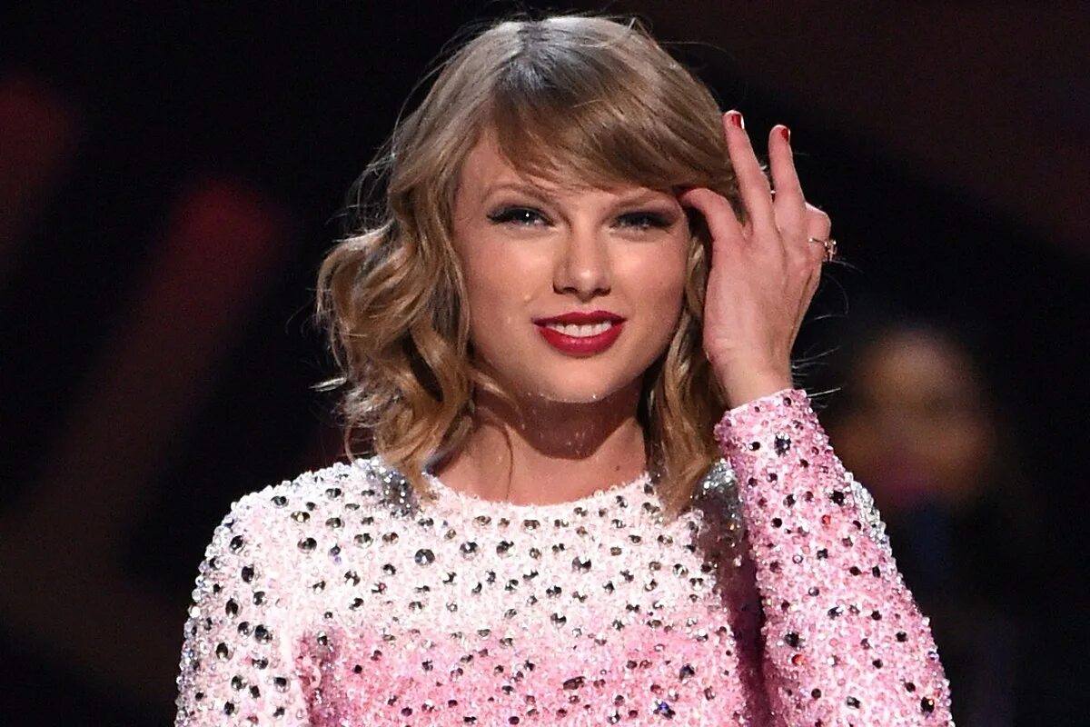 Свифт сейчас работает. Тейлор свифт. taylor swift 2014. тейлор свифт рот. taylor swift возраст.