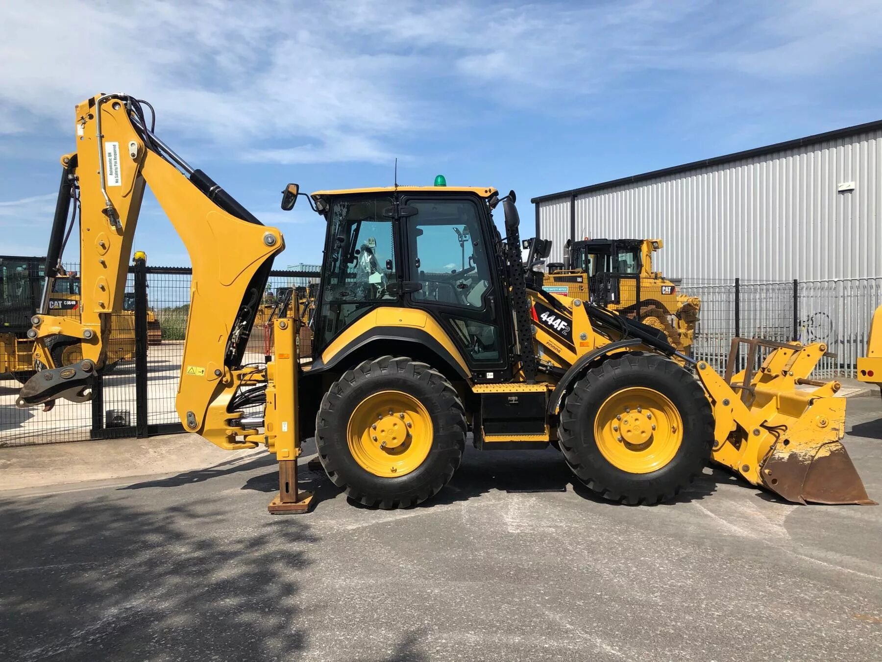 Экскаватор погрузчик казань. Экскаватор-погрузчик Caterpillar 444f2. Экскаватор-погрузчик Катерпиллер 444 f2. Погрузчик – экскаватор Caterpillar 444f. Экскаватор-погрузчик Caterpillar 434.