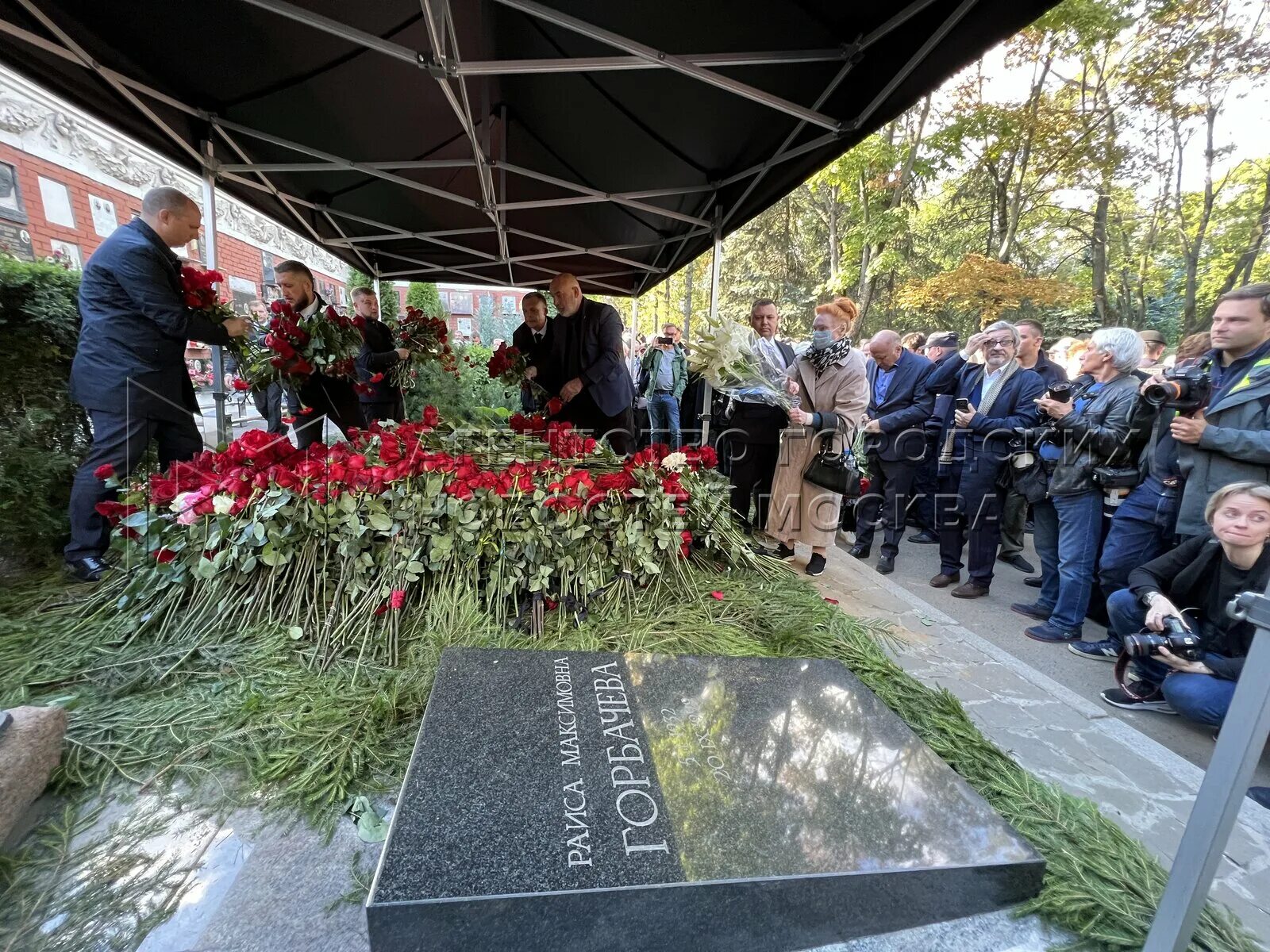 Кто находился у гроба Михаила Горбачева на церемонии прощания в Москве? Аргумент