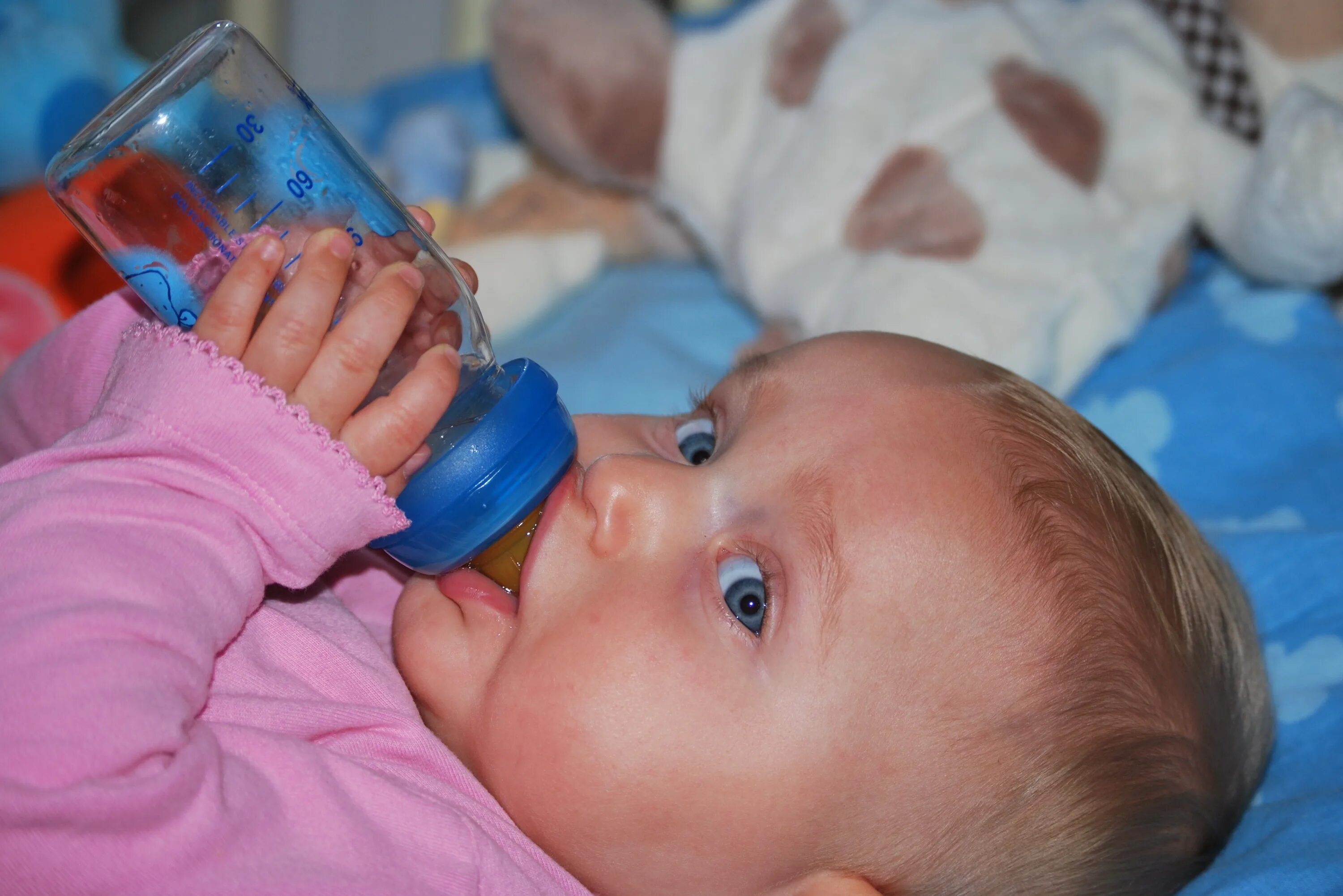 Дети пьют из бутылки. Допаивать водой новорожденного. Питье новорожденного ребенка водой. Грудной ребенок в воде. Новорожденный в воде.