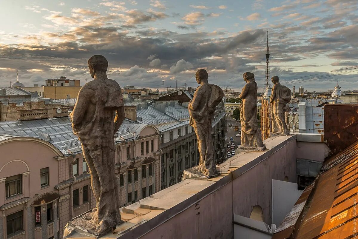 Питер реальная жизнь. Статуи на крышах Санкт-Петербурга статуи на крышах Санкт-Петербурга. Питер Петропавловская крепость вид с крыши. Петроградка в Питере крыши. Статуя на крыше.