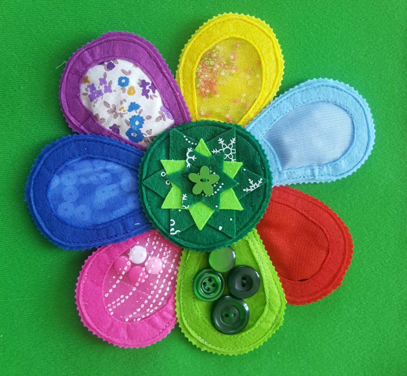 пособия из фетра в детском саду. цветок развивашка. игрушки из фетра на липучках. фетровые книжки для детей. цветок развивашка.