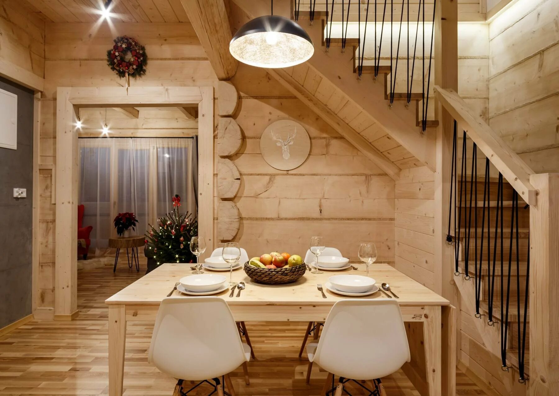 Интерьер в русском стиле в деревянном доме. Шторы в деревянном доме. Интерьедеревянного дома. Дом шале из клееного бруса интерьер. Интерьер деревянного дома бруса внутри.