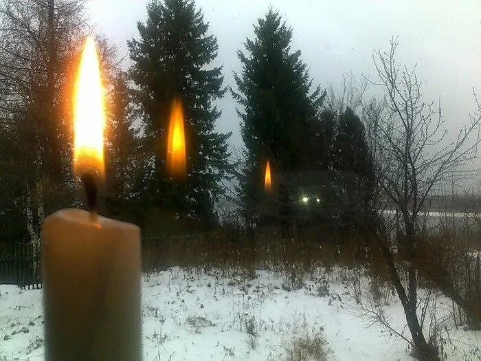 Горящая свеча на окне. Свеча в окне. Горящие свечи на окне. Свеча на снегу. Горящая свеча гаснет в закрытой