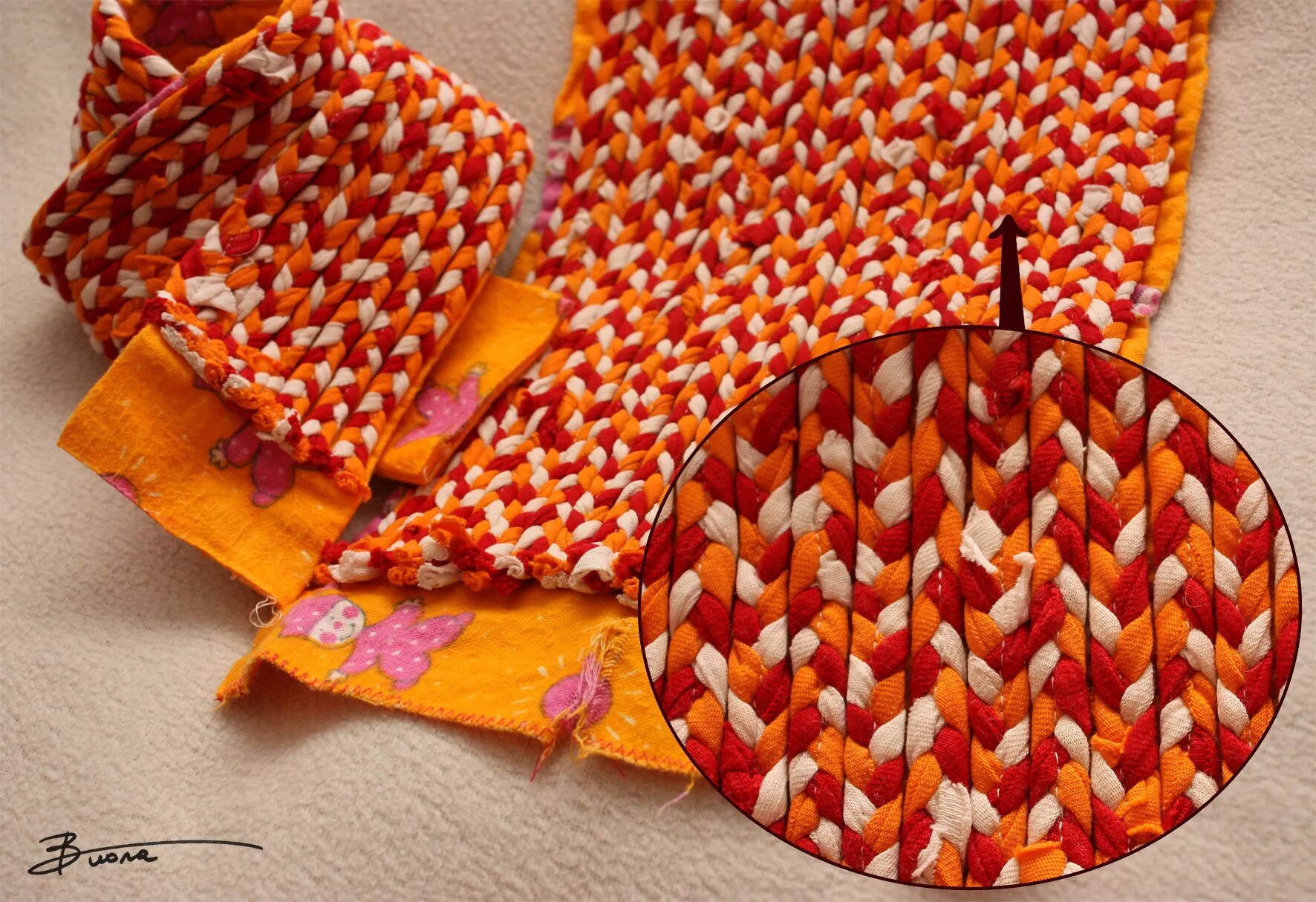 плетение коврика из тканевых полосок руками. круглый ковер из пряжи бисквит. коврик из трикотажных полосок. плетёный коврик из ткани. вязаные плетеные коврики.