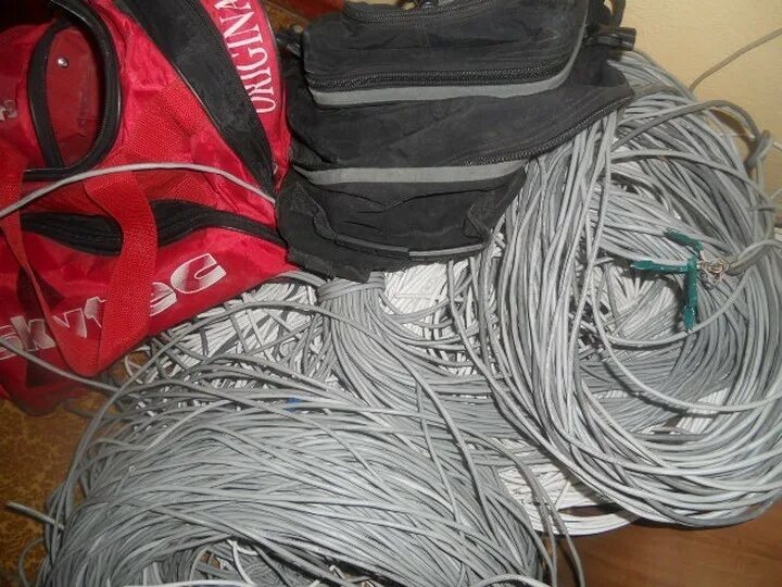 Damaged cable. хищение проводки. хищение проводки. проволока в телефонных кабелях. проводки 51 счета бухгалтерского учета.