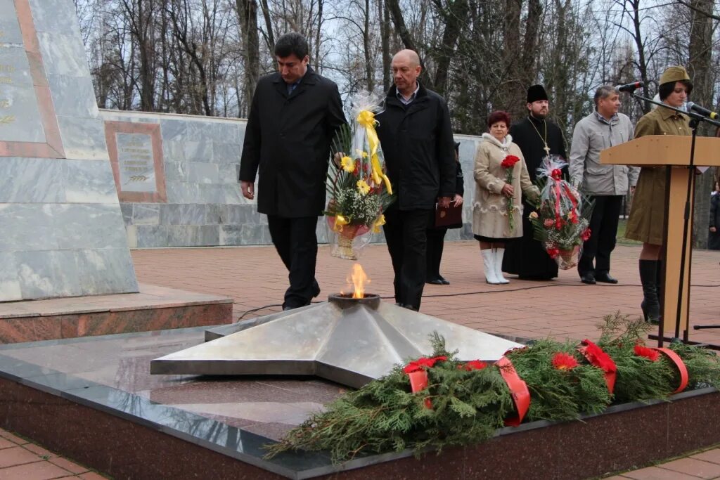 Памятники Северская станица Краснодарский край. Вечный огонь станица Северская Краснодарский край. Вечный огонь ст Северская. Вечный огонь Северский район.