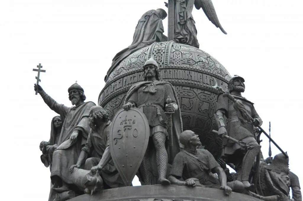 Памятник петру 1 в питере медный всадник. Монументы франции. Надгробия начала 20 века. Памятник медный всадник санкт-петербург 18 век. Памятники 18 века картинки.