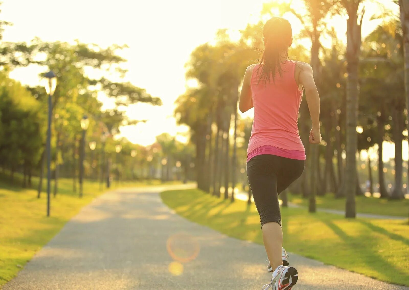 Каких утренних пробежках. Утренняя пробежка. Девушка бежит. Девушка бежит на закате. Спорт бег.
