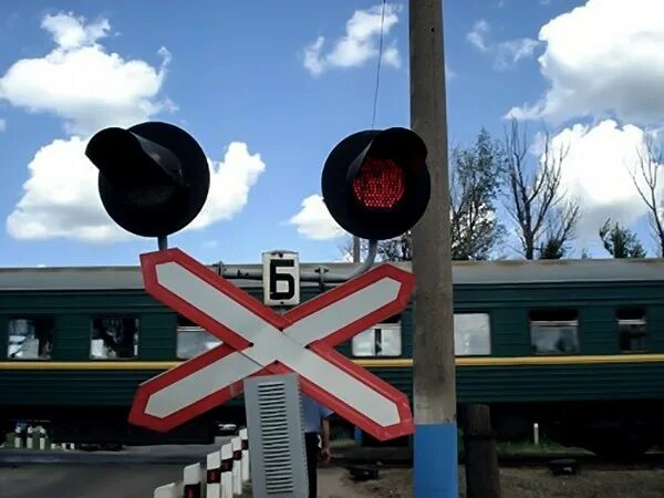 Знаки светофора жд. ЖД переезд светофор семафор. ЖД переездной светофор. Железнодорожный Переездный светофор. Светофор на Железнодорожном переезде.