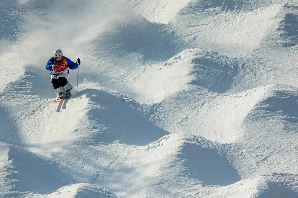 раубичи лыжная трасса. лыжный фристайл по буграм. фристайл лыжный спорт могул. горные лыжи. лыжи по буграм.
