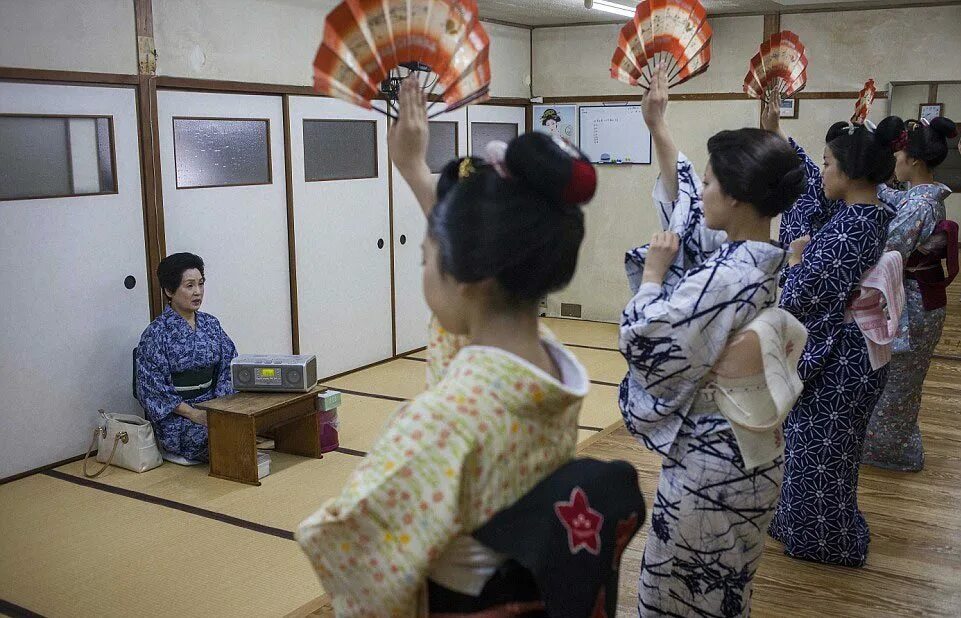 Японская культура. Гейша о-дзасики. Девочки в школе гейш. Обучение гейш. Гейши токио.