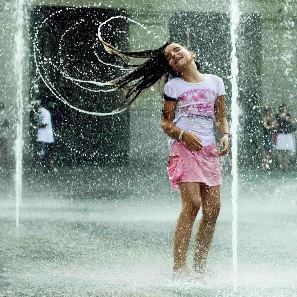 She s in the rain. Девочка под дождем. Девушка под дождем. Промокла под дождем. Радость под дождем.