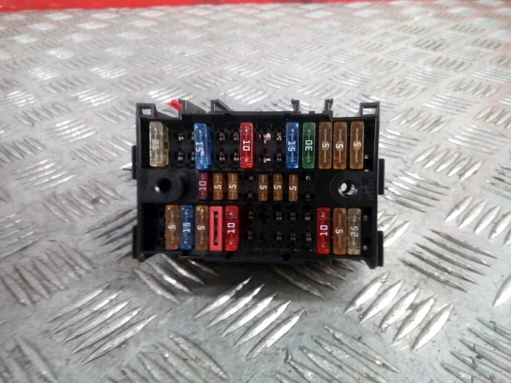 Блок предохранителей фольксваген т5. Блок предохранителей каравелла т5. Предохранители т5. Предохранители фольксваген мультивен т5. Блок предохранителей каравелла т5.