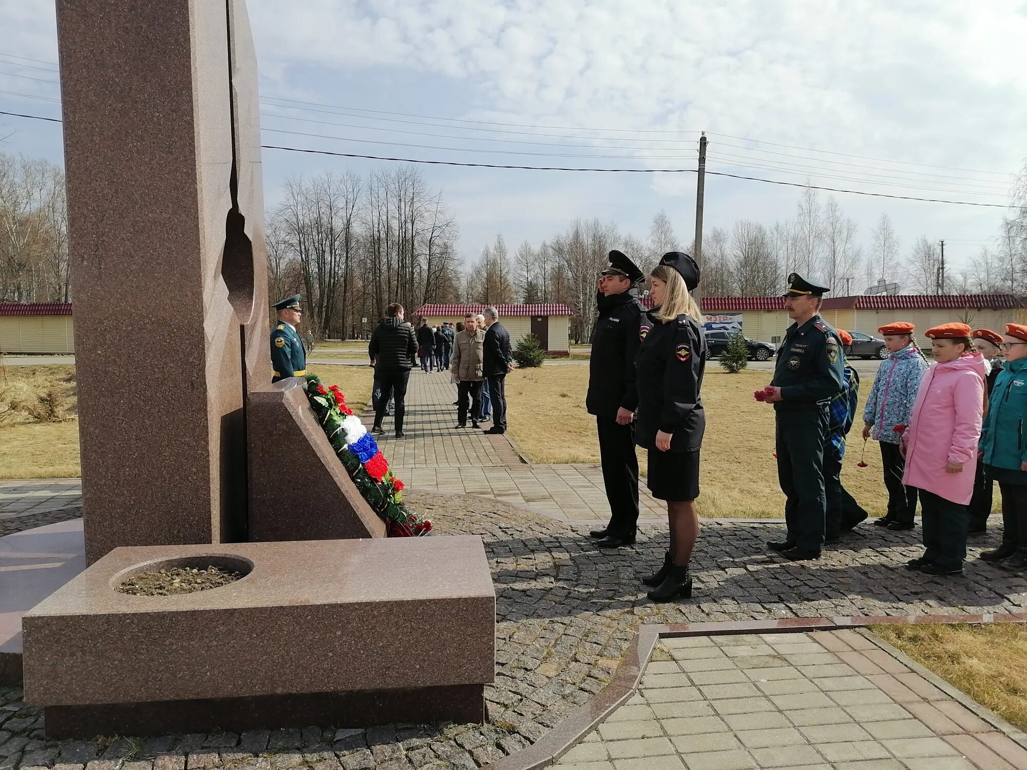 Новости кириллова вологодской. Памятник погибшим сотрудникам МЧС. Праздник день памяти сотрудников МЧС погибших при исполнении. В Кирове почтили память погибших пограничников.