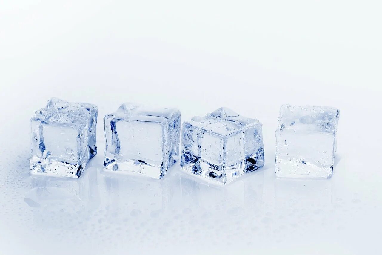 Глаза кубики льда. Ice cube лед. ice cube кубик льда. кусок льда. кусочки льда.